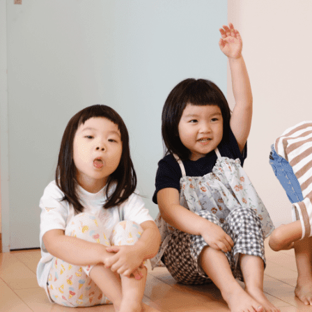 手を挙げている写真